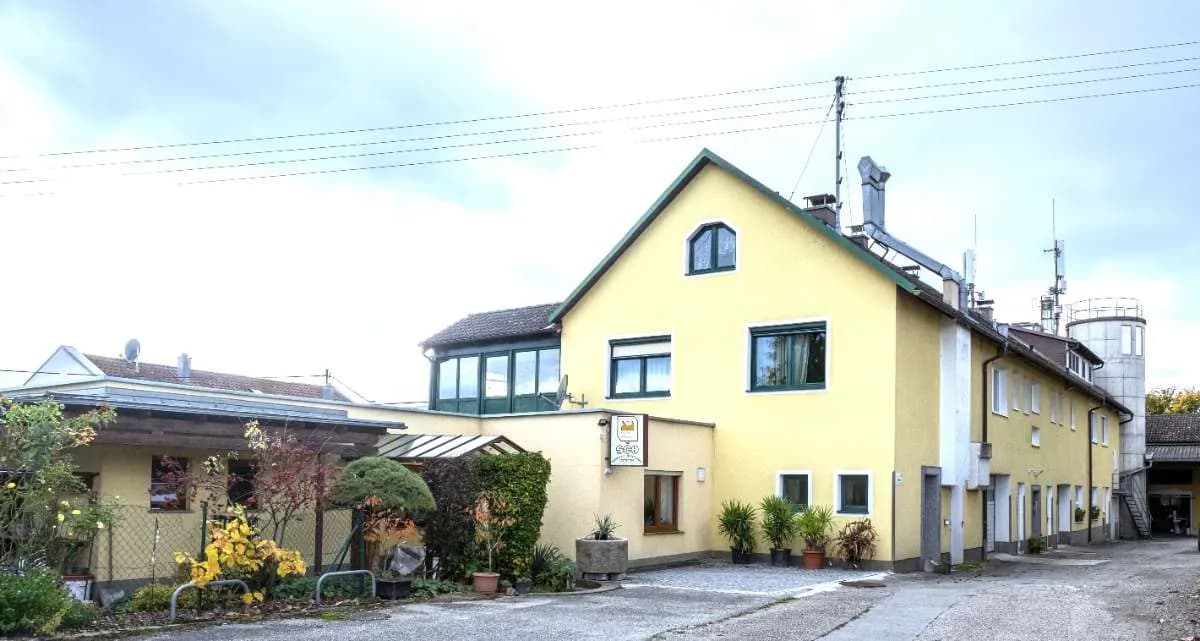 Gewerbeimmobilie mieten in Perg – 1 288 m², € 6.200 – Bild 1 von 7