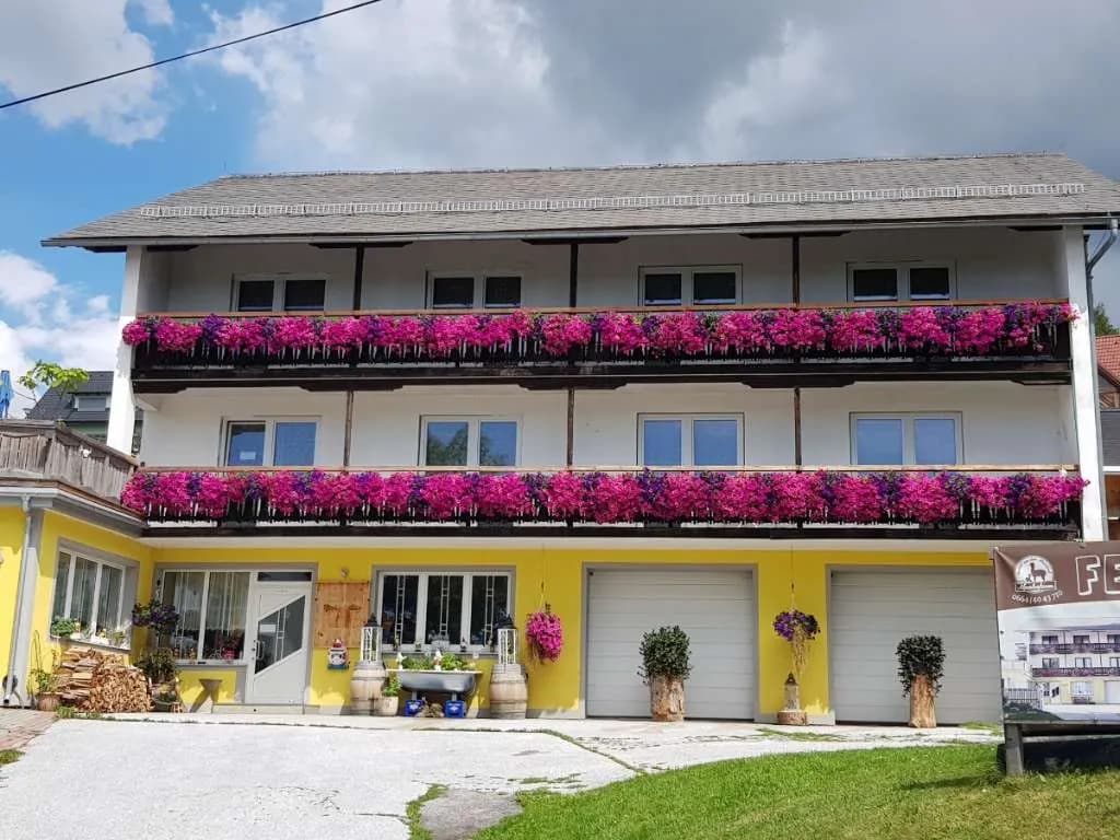14-Zimmer-Wohnung mieten in Weiz – 450 m², € 30