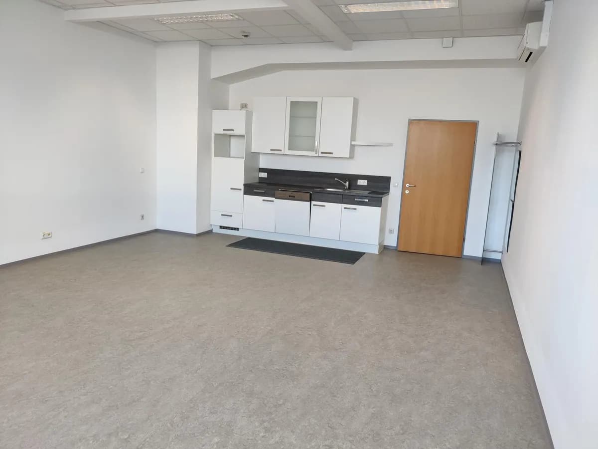 Gewerbeimmobilie mieten in Wels – 43 m², € 517