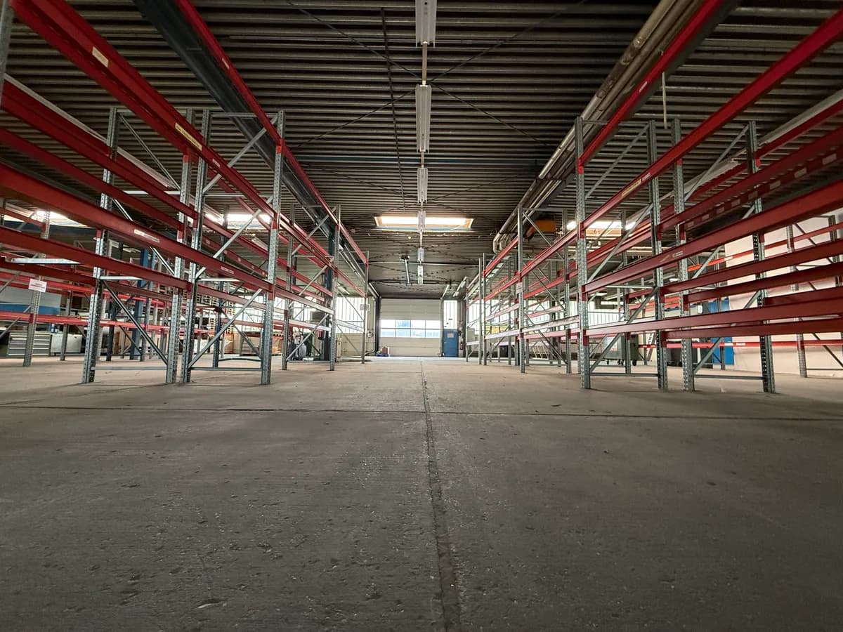 Gewerbeimmobilie mieten in Wien – 2 900 m², € 9