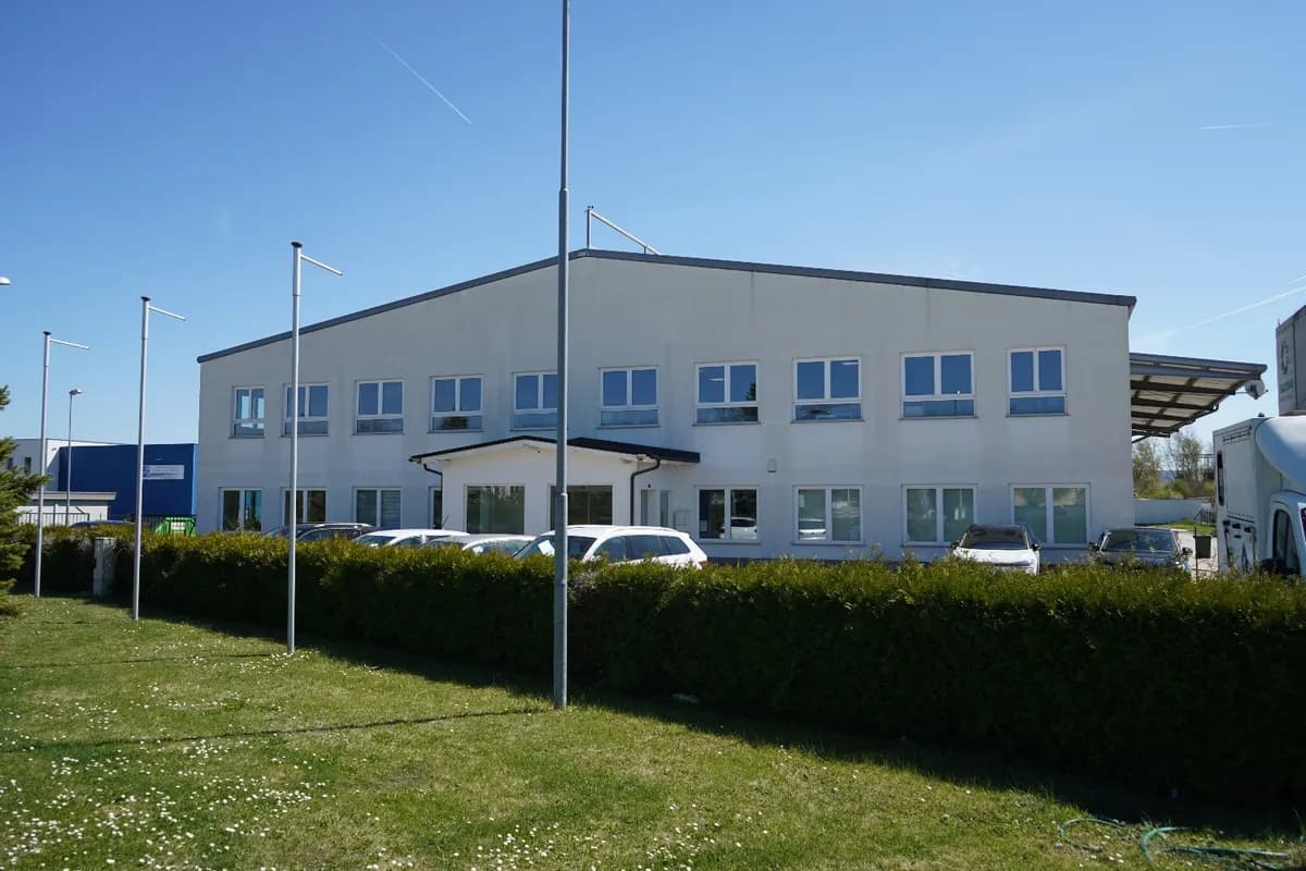 Gewerbeimmobilie mieten in Baden – 100 m², € 5