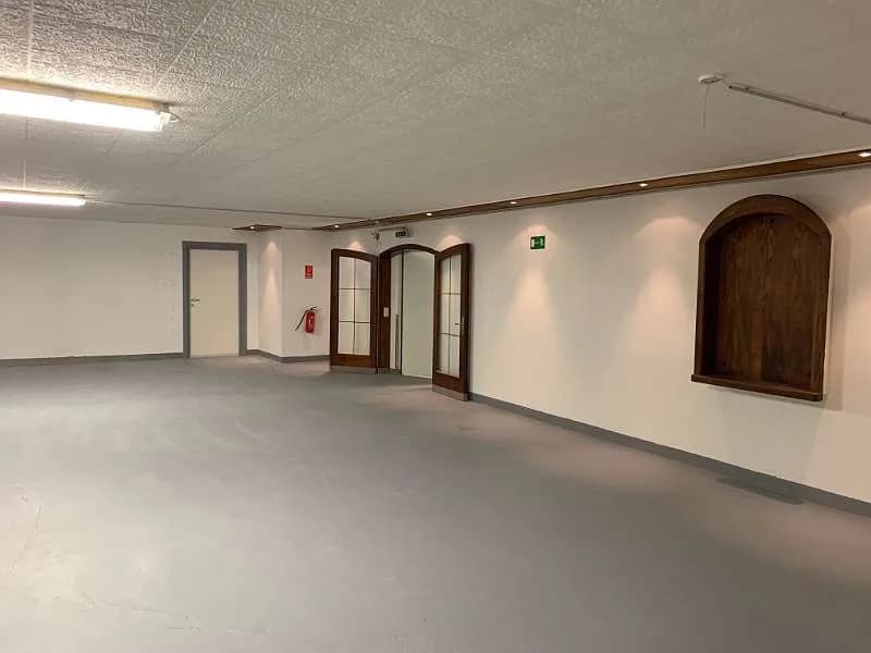 6-Zimmer-Gewerbeimmobilie mieten in Baden – 450 m², € 4